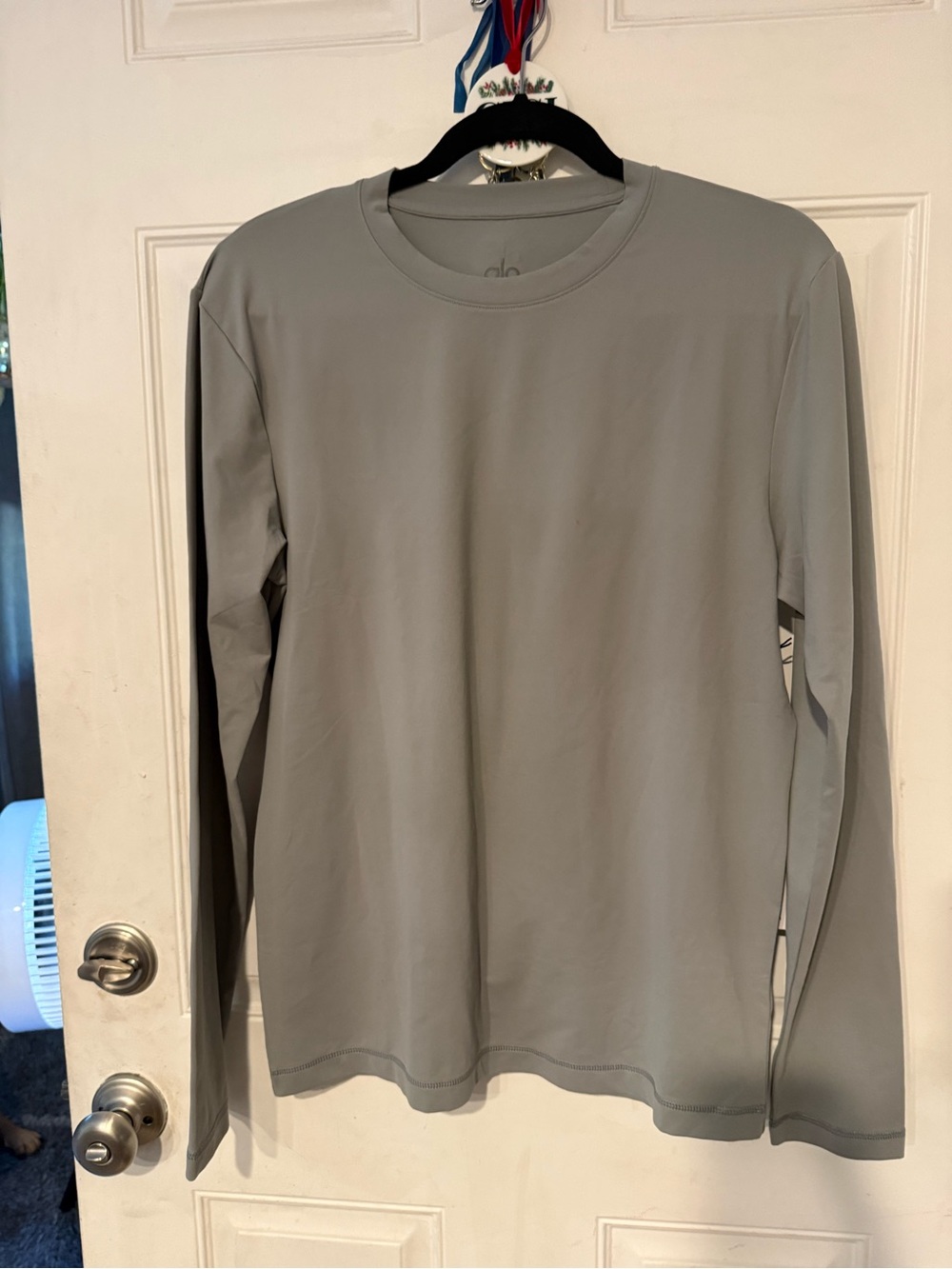 ALO Yoga Men's Long-Sleeve Crew in Light Gray